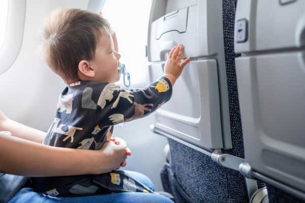 Baby op schoot in het vliegtuig